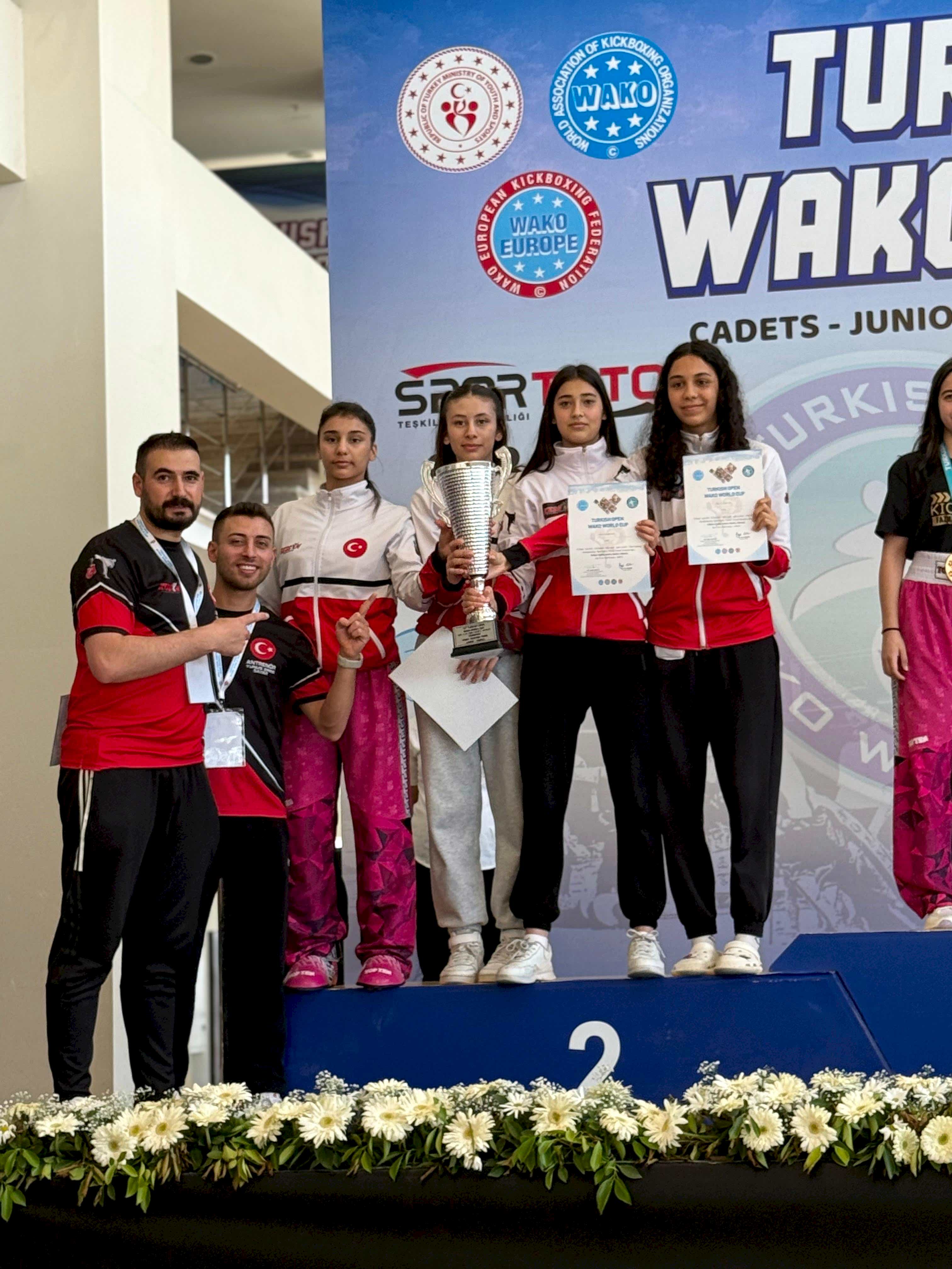 İNTERNATİONAL WORLD CUP 2025 YILI (14-18 MAYIS) ANTALYA KESGİN TEAM  	WORLD CUP TAKIMLAR ŞAMPİYONASI 2.LİK KUPASI 	BERİL ELÇİN BÜYÜKHATİPOĞLU 	İKBAL AKTÜRK 	BEREN BÖLÜKBAŞ 	ASLI SALIM