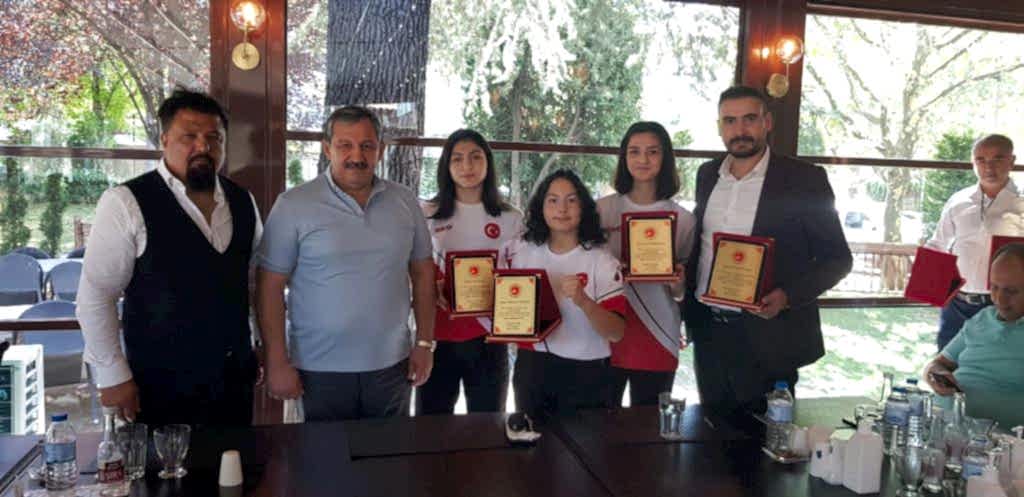  Başbakanımızdan Plaket Takdimi 